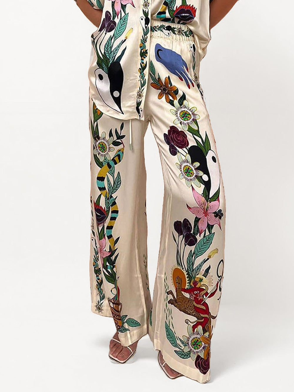 Completo Satinato con Stampa Sofisticata – Camicia Oversize e Pantaloni Coordinati