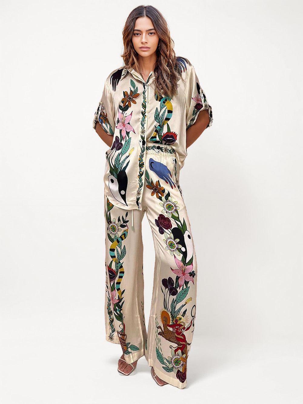 Completo Satinato con Stampa Sofisticata – Camicia Oversize e Pantaloni Coordinati